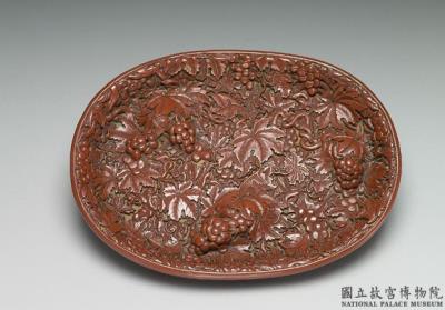 图片[3]-Oval dish with grape decor and Xuande reign mark. Carved lacquerware. Ming dynasty, 16th-17th century-China Archive